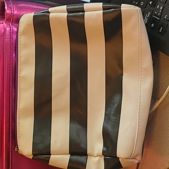 Younique Make-up bag - new, no tags - Picture 3 of 4